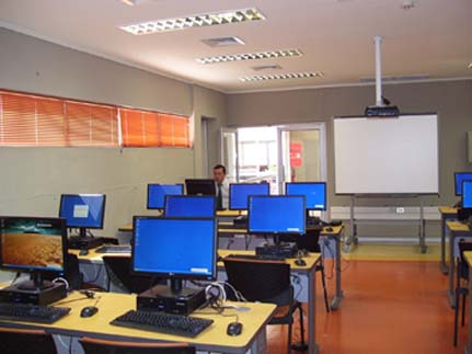 Sala de Prácticas Tecnológicas, equipada con 26 PC para alumnos y un PC para el profesor, incluye además una pizarra interactiva y un proyector