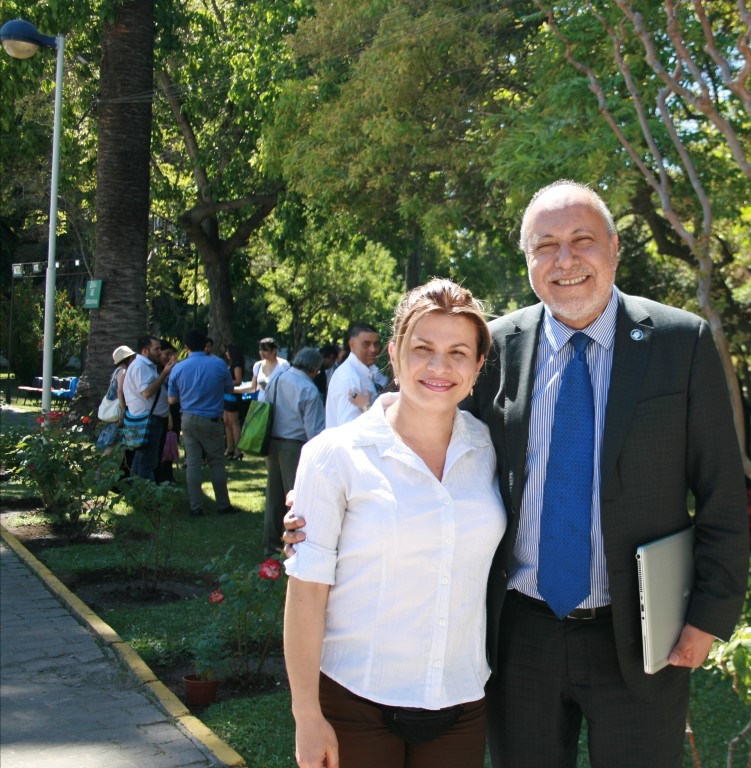 Profesora Romina Ramírez junto al Rector Jaime Espinosa en ceremonia de titulación Cátedra Derechos Humanos Unesco Chile