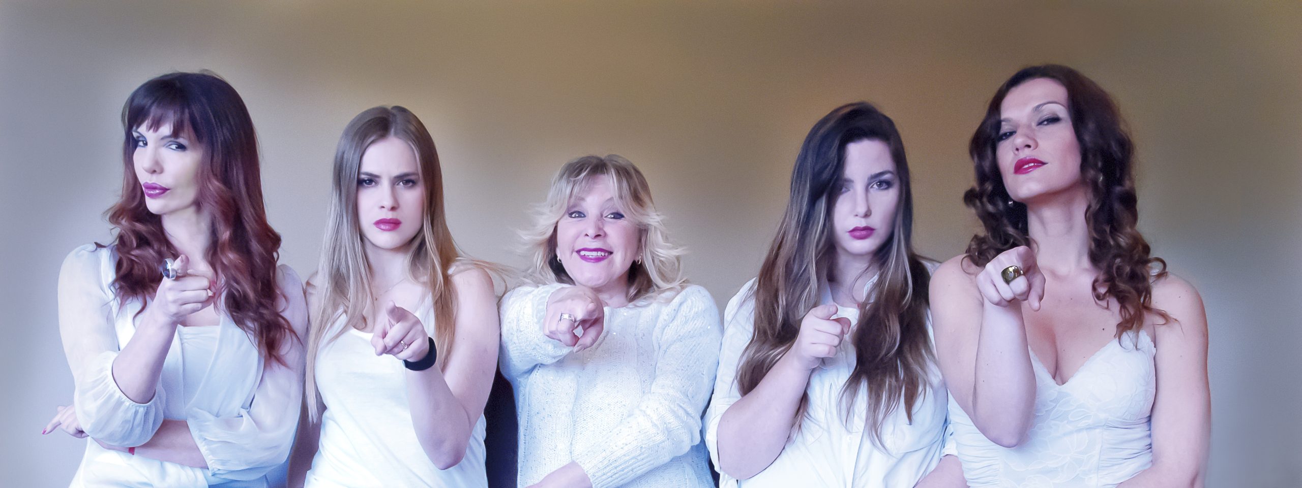 Elenco de "Adictas a tí".