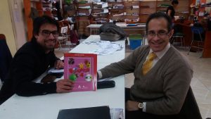 Noticias En la foto aparecen el profesor Sebastián Morales Espinoza el profesor Pablo Corvalán Reyes, investigador responsable del proyecto del Departamento de Inglés de la UMCE.