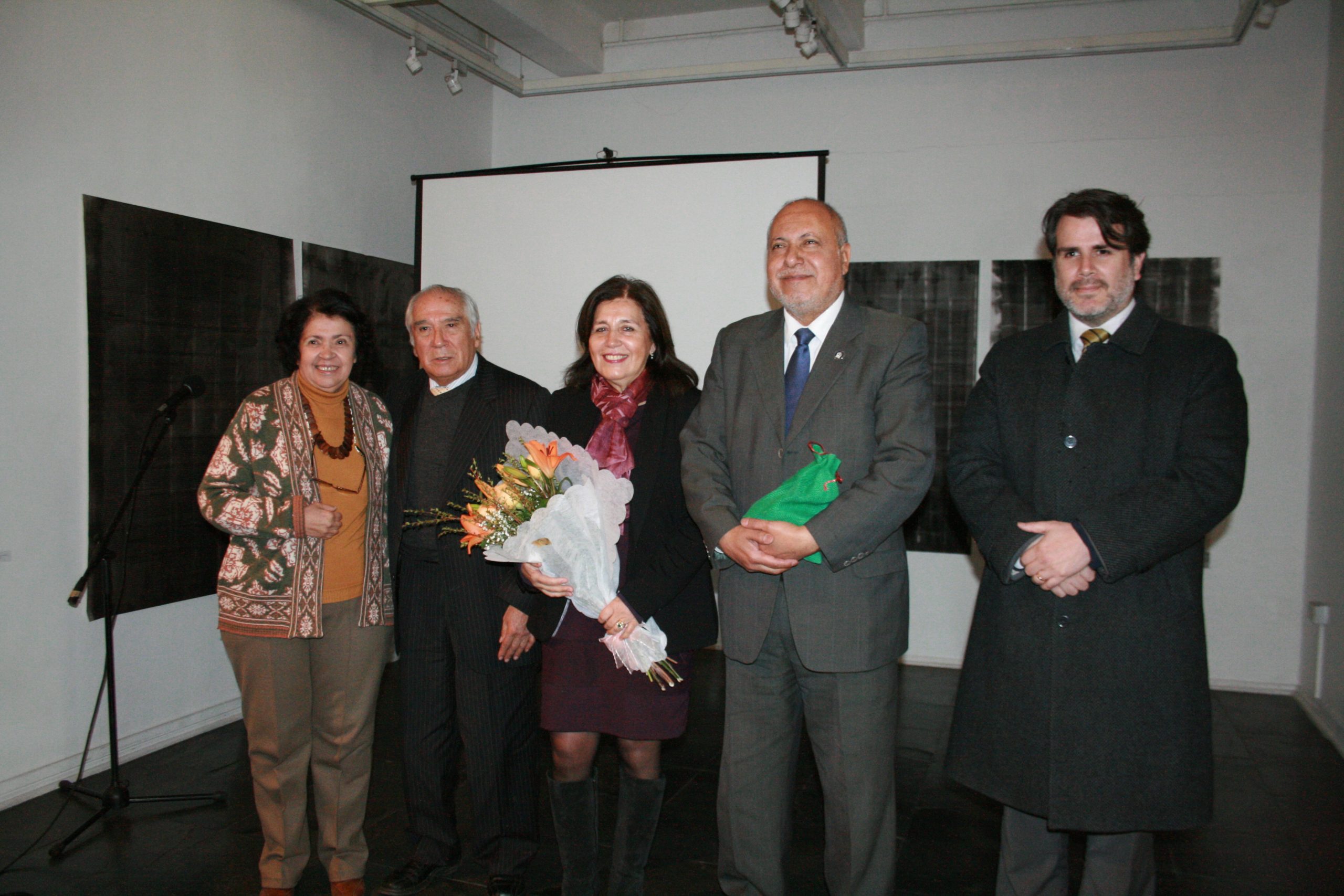  María Victoria Peralta, profesora; Raúl Navarro, ex-rector UMCE; Viola Soto Pinto; Jaime Espinosa, rector UMCE y Jaime Acuña, secretario general UMCE.
