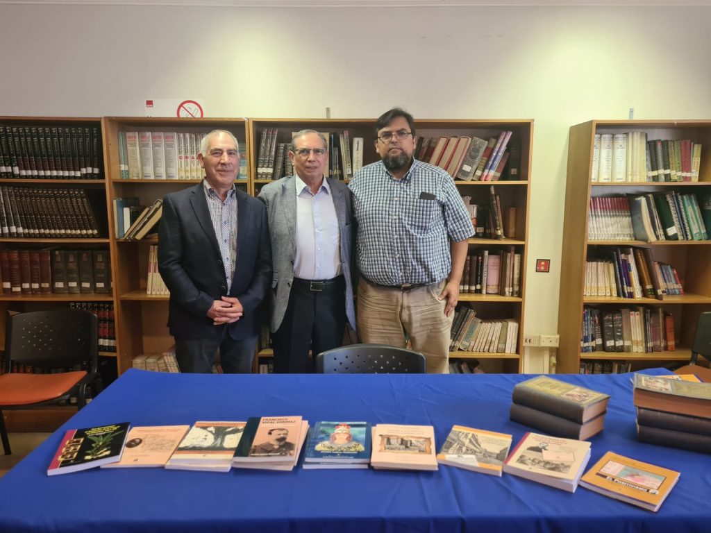 Biblioteca central UMCE recibe donación de libros de destacado investigador y académico 6ec09b4e91fe443589dd1755f8c2be49 d32