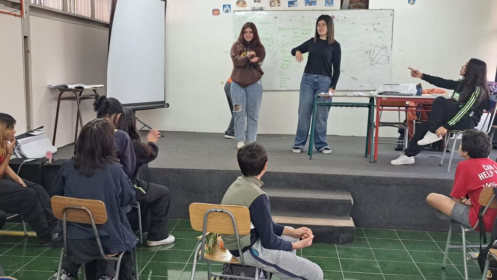 Liceo A5 imparte talleres JEC de Lengua de Señas Chilena 587126eefcd5a89bf6c49c6872a907db 317