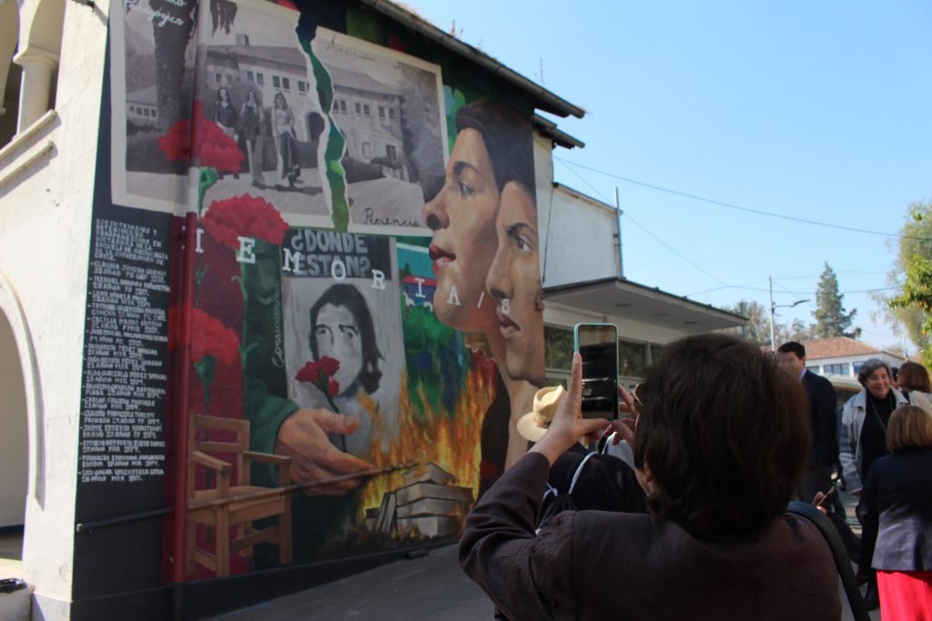 Inauguran en edificio DAE mural en memoria de estudiantes detenidos/as desaparecidos y ejecutados/as de la Escuela de Sociología U. de Chile 45236d948a2e9f986024323d7d6adfed b5e