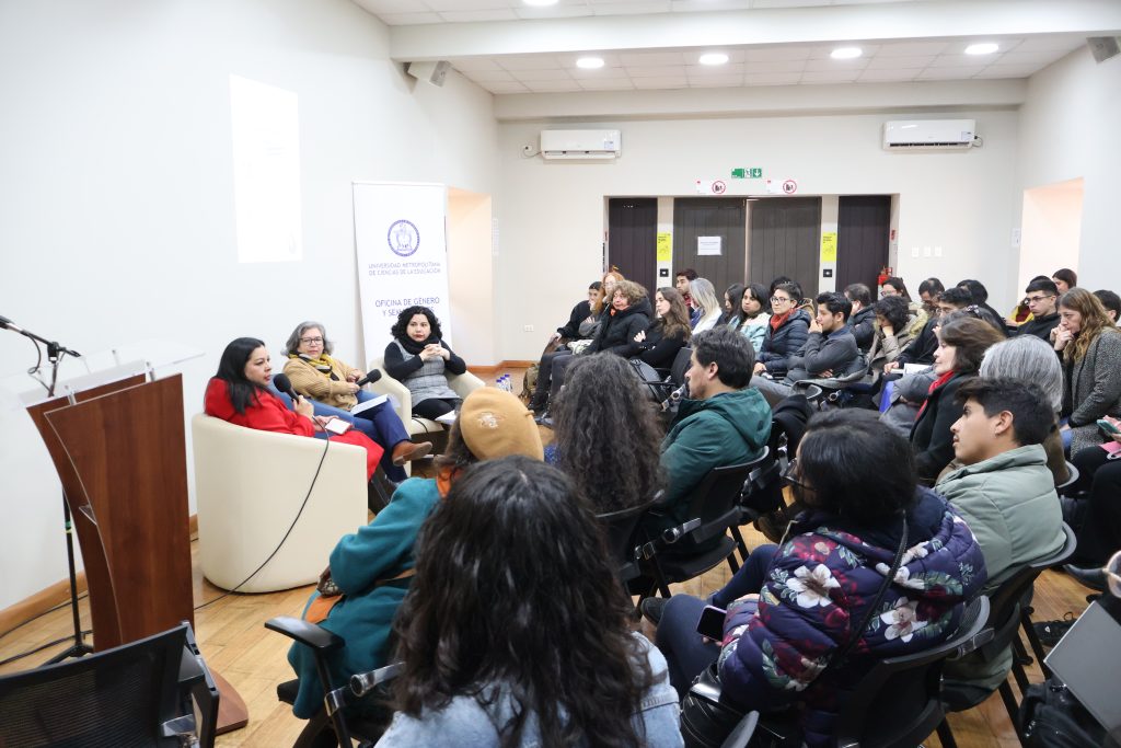 Panelistas de la charla conversan con personas