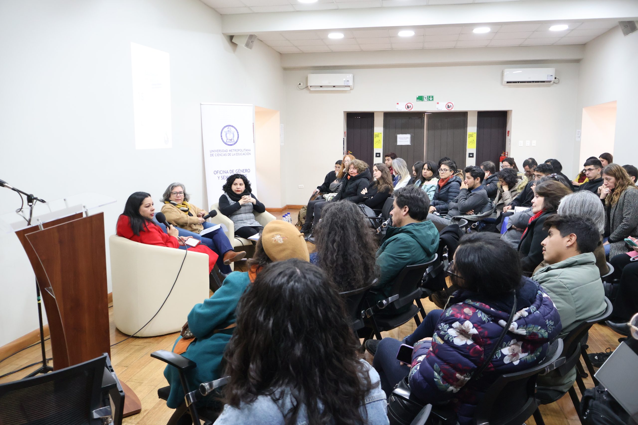Panelistas de la charla conversan con personas