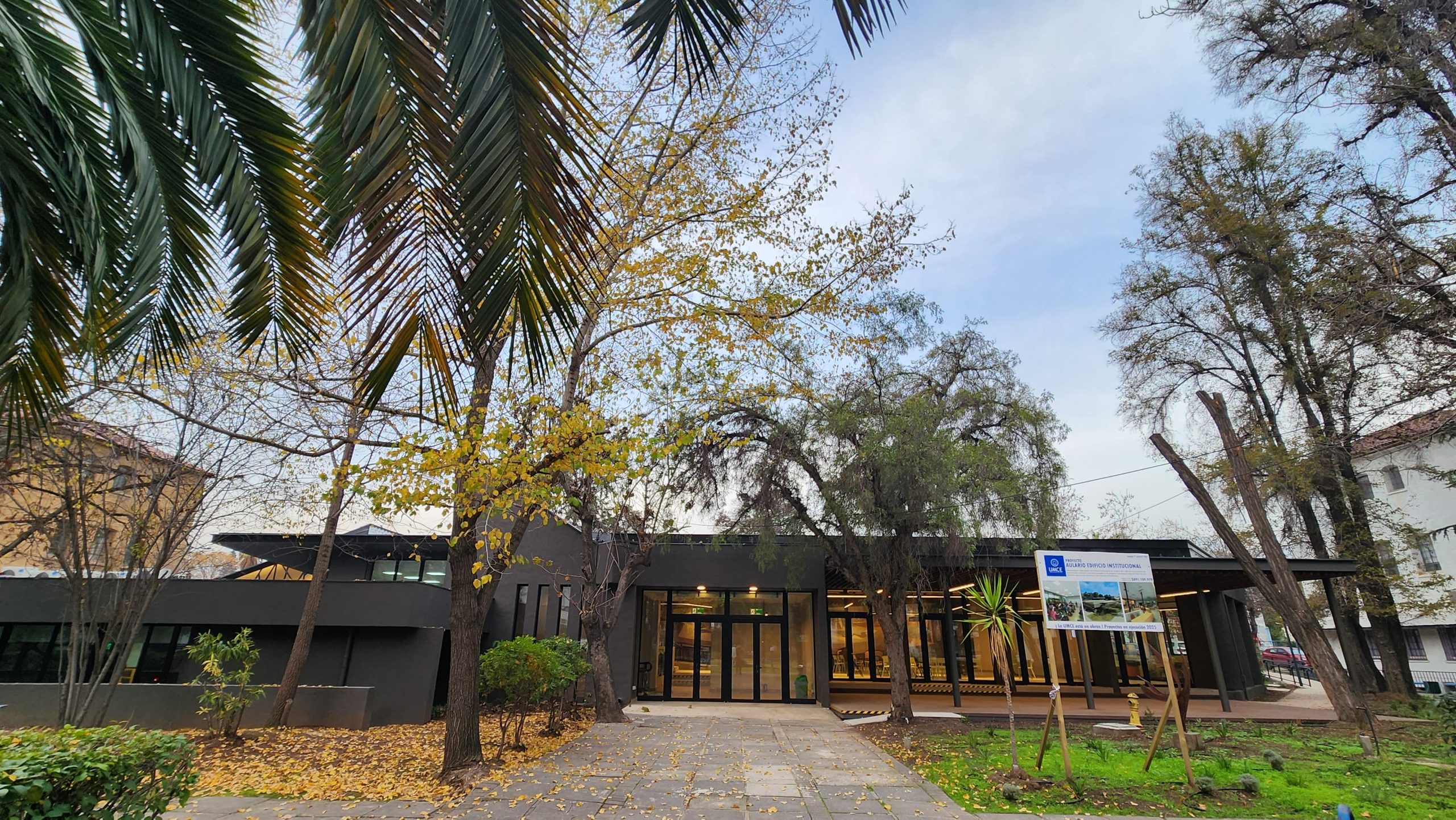 Fotografía del frontis del Aulario institucional del campus Macul UMCE