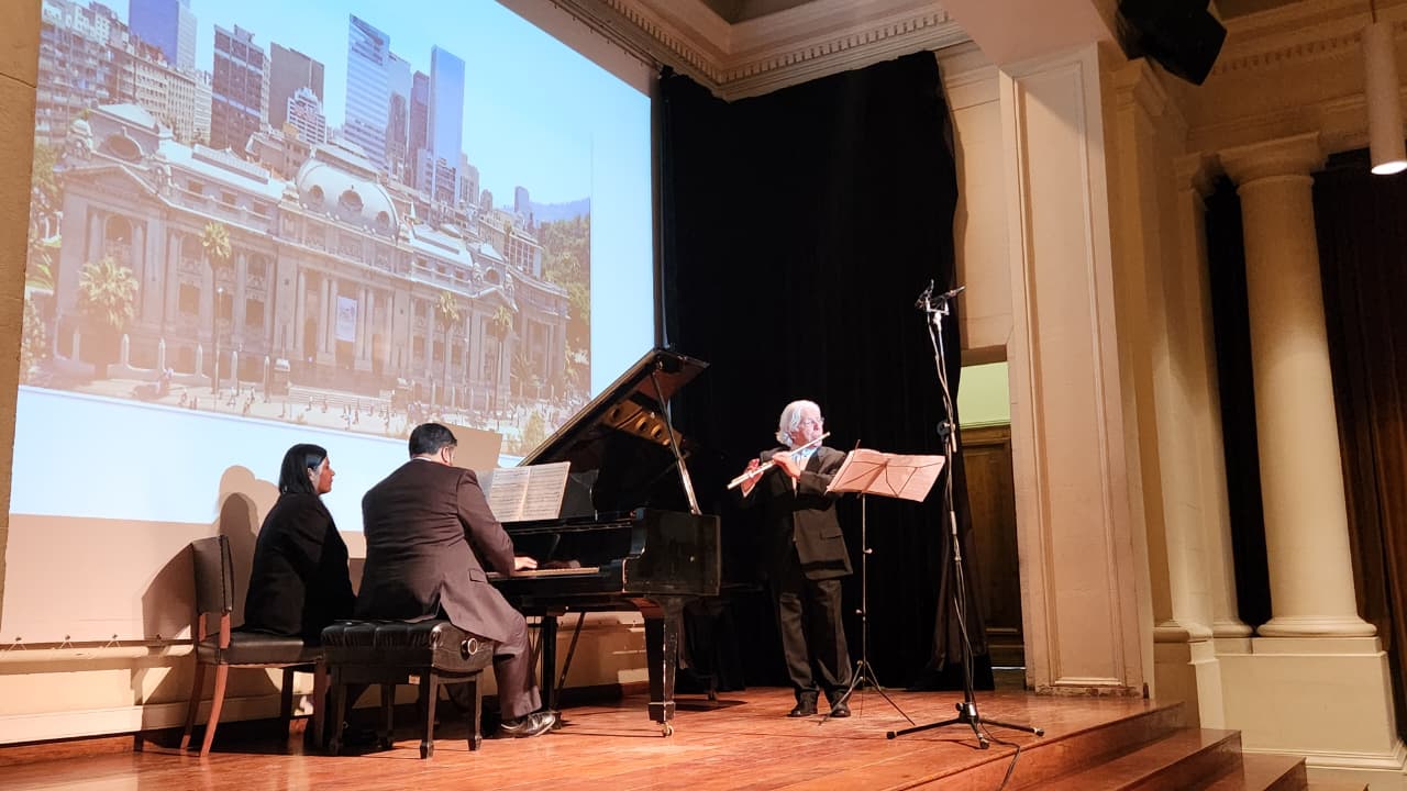 Fotografía donde aparece al centro tocando el piano Ítalo Coehlo y al lado Jascha Koneffke en la flauta.