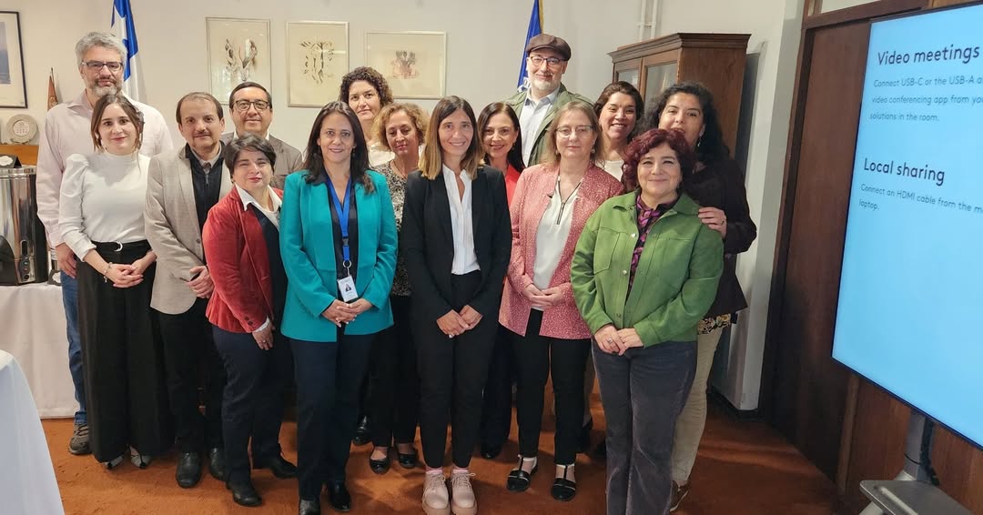UMCE | Estudiantes del Colegio Guardiamarina inauguran exposición inspirada en Gabriela Mistral y Stella Díaz en la UMCE