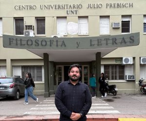 Fotografía donde aparece el profesor Sergio Estrada en el frontis de la Universidad Nacional de Tucumán.