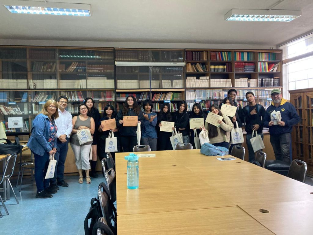 UMCE concluye proyecto de VcM de monitoreo ambiental en liceos públicos de Recoleta WhatsApp Image 2025 12 11 at 16.12.45