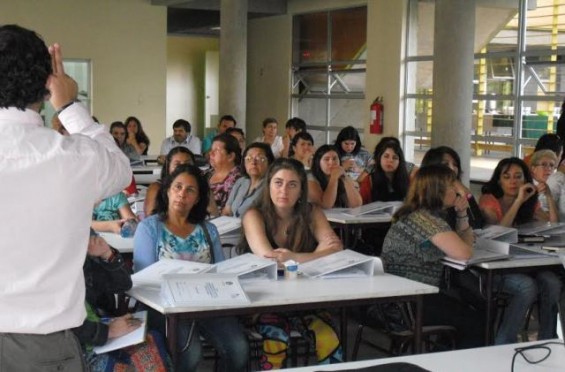 UMCE imparte cursos a docentes para mejorar rendimientos en 1º ciclo Básico fe4bbe81600a40063594e597e00eb05b de4