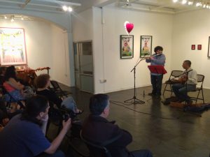 Eduardo Ramírez en el cuatro acompañado de Jeremías Núñez en flauta traversa.