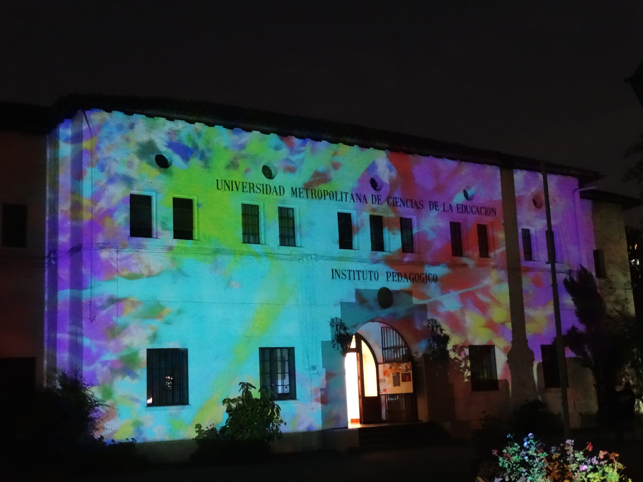 Tiñen de colores emblemático edificio de la UMCE UMCE — DSC00590 aac scaled