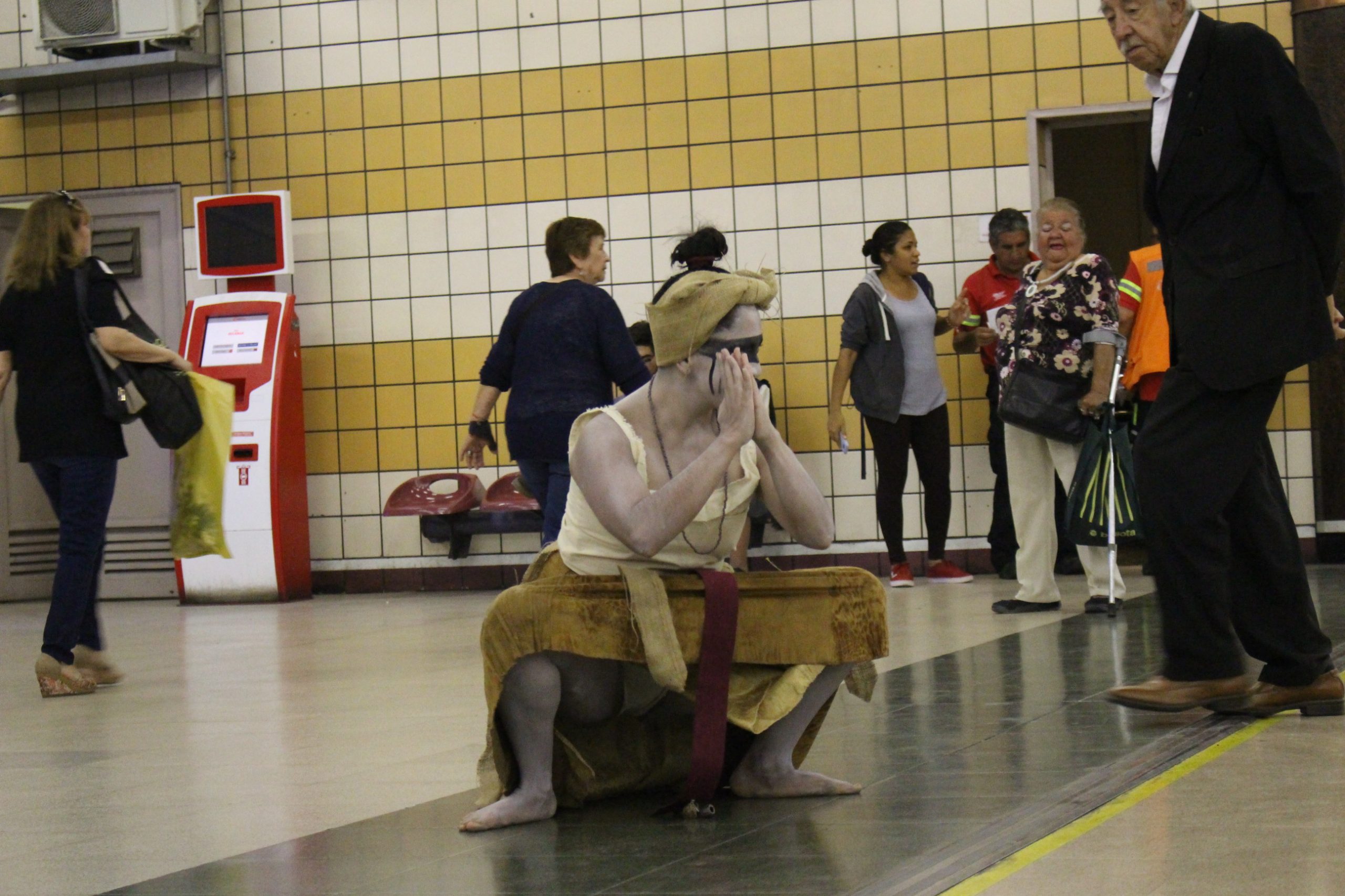 Exponen obras feministas de estudiantes del Departamento de Artes Visuales en Bibliometro UMCE — IMG 4918 dd1 scaled