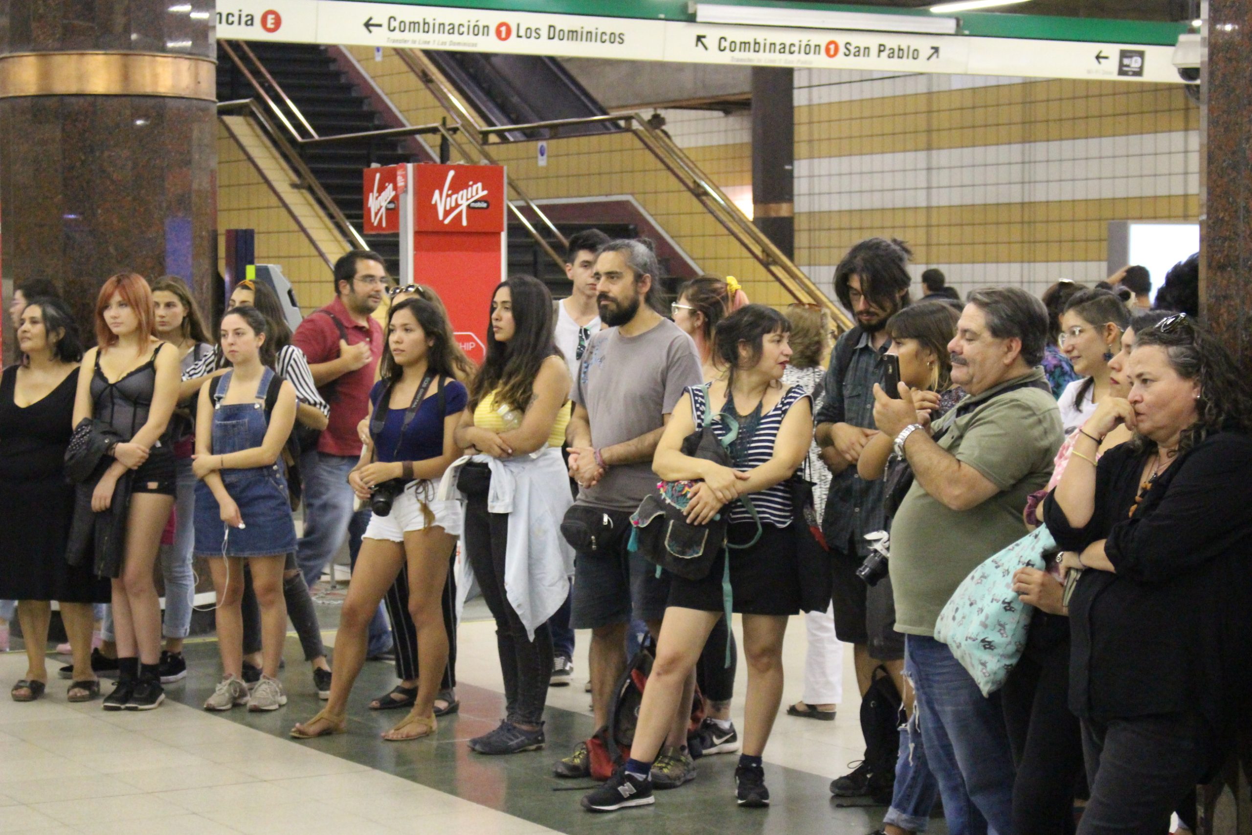 Exponen obras feministas de estudiantes del Departamento de Artes Visuales en Bibliometro UMCE — IMG 4963 265 scaled