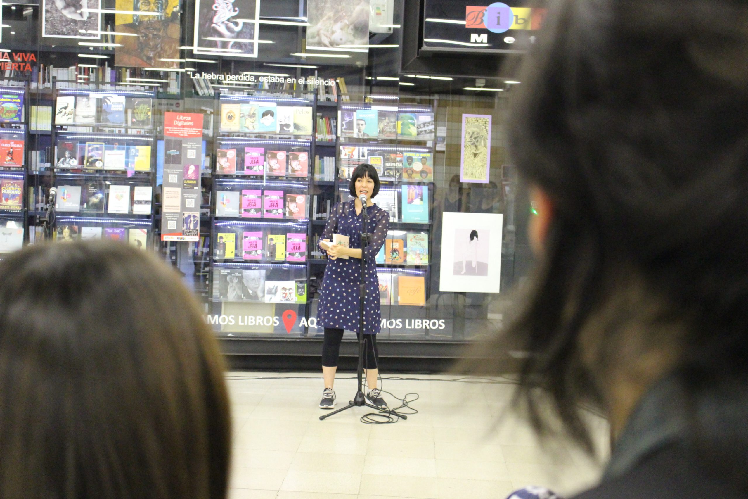 Exponen obras feministas de estudiantes del Departamento de Artes Visuales en Bibliometro UMCE — IMG 4967 424 scaled