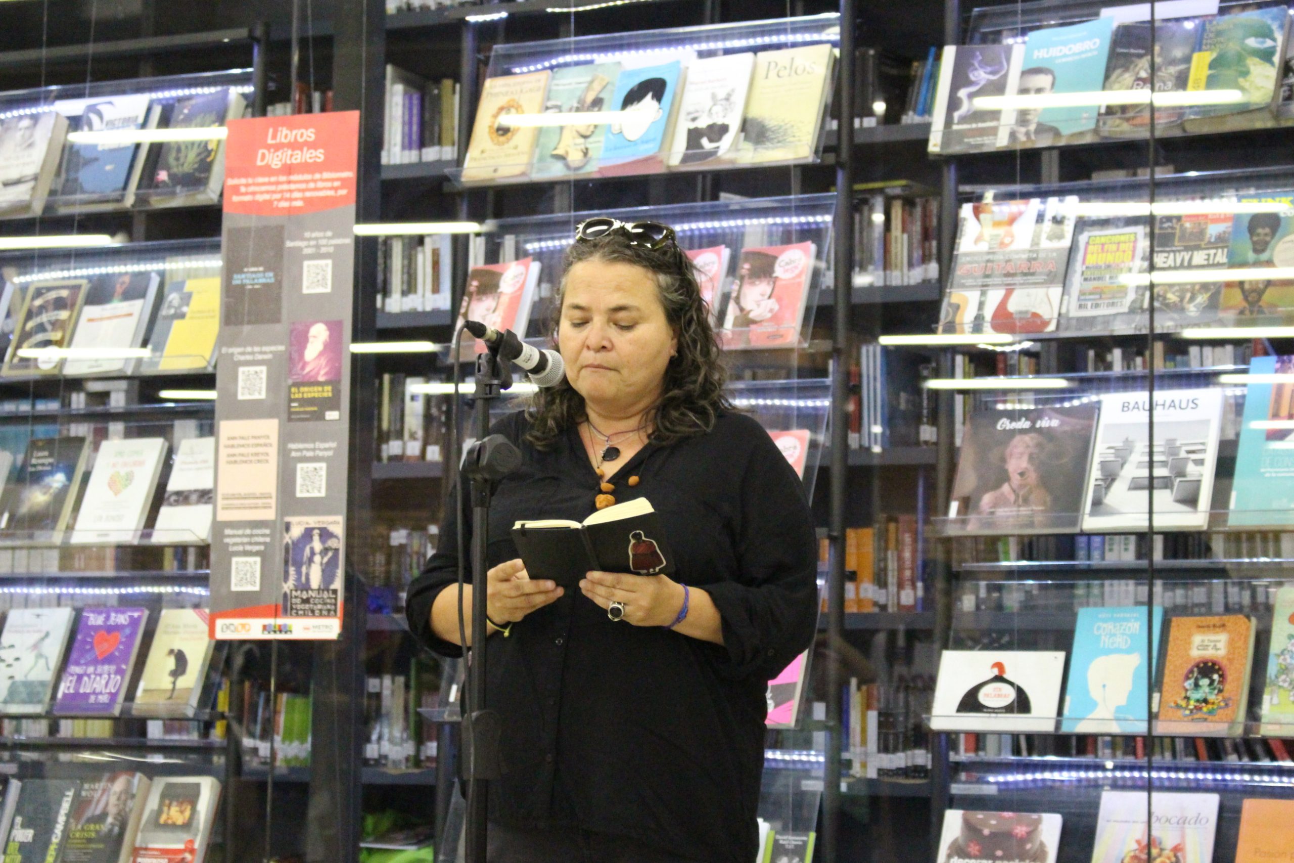 Exponen obras feministas de estudiantes del Departamento de Artes Visuales en Bibliometro UMCE — IMG 4972 41f scaled