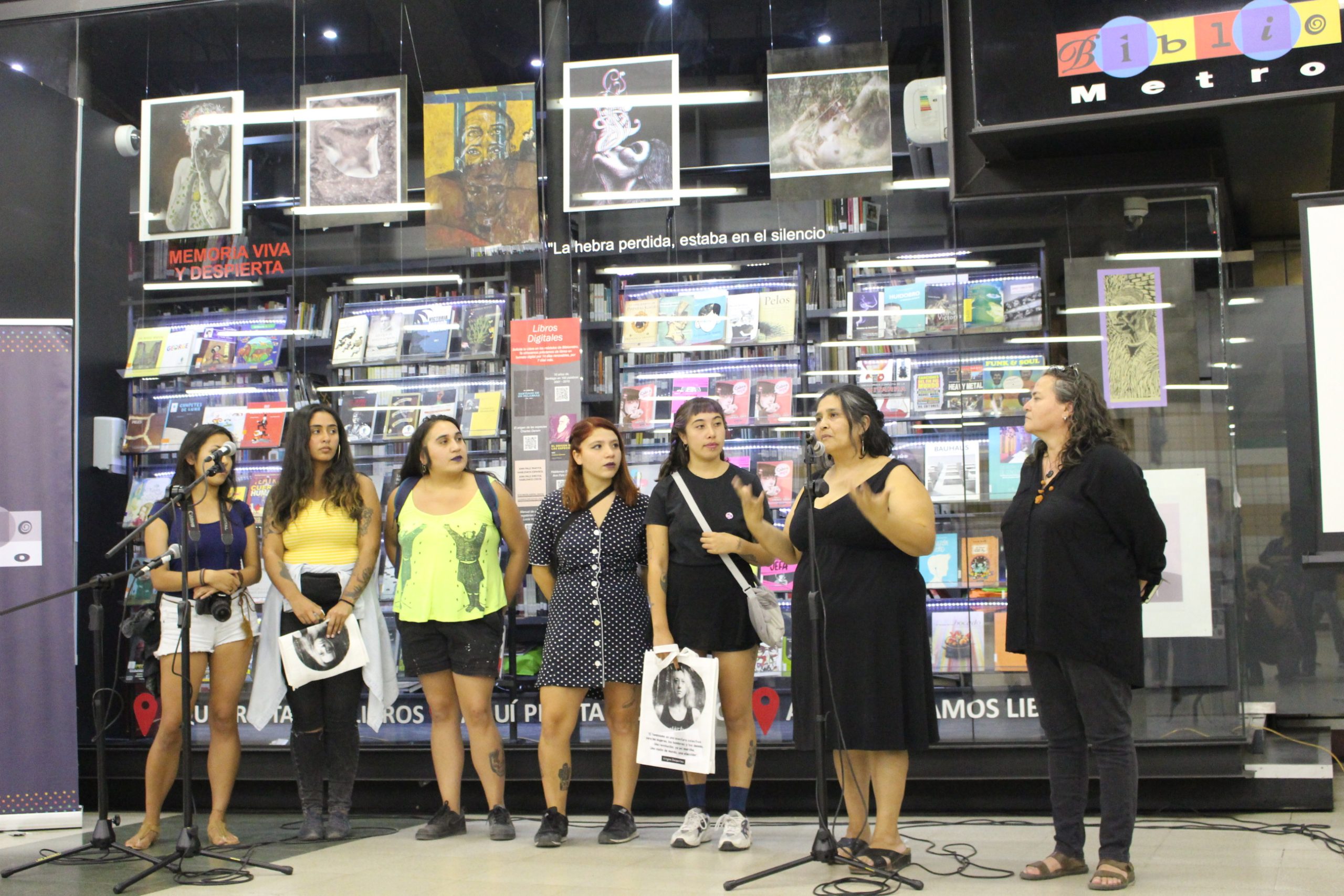 Exponen obras feministas de estudiantes del Departamento de Artes Visuales en Bibliometro UMCE — IMG 4991 3c5 scaled