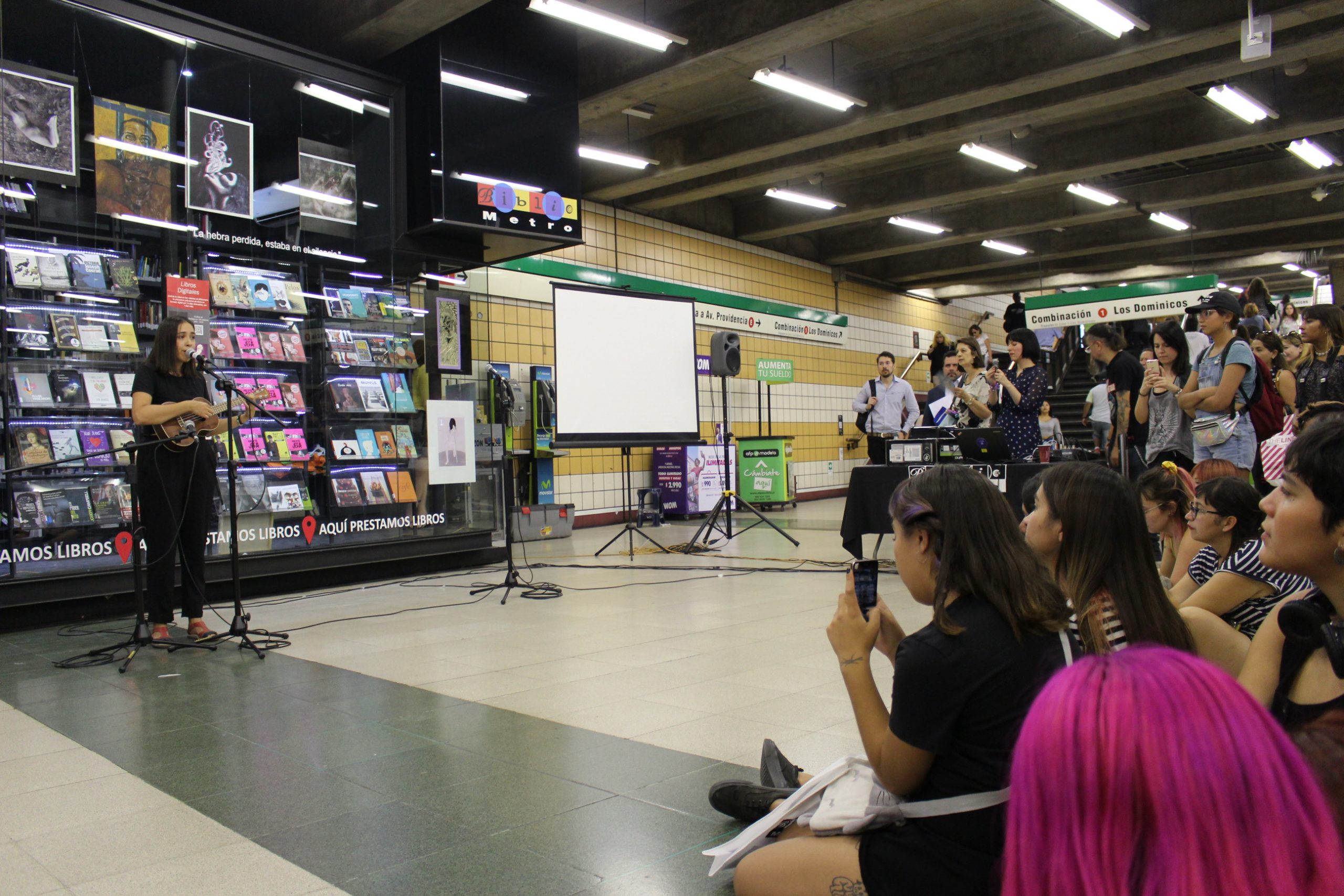 Exponen obras feministas de estudiantes del Departamento de Artes Visuales en Bibliometro UMCE — IMG 5006 f04 scaled
