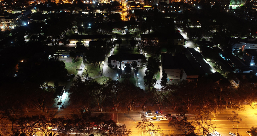 Iluminación sustentable en la UMCE: inversión por recambio y aumento de cobertura supera los 45 millones de pesos UMCE — luz02 56e