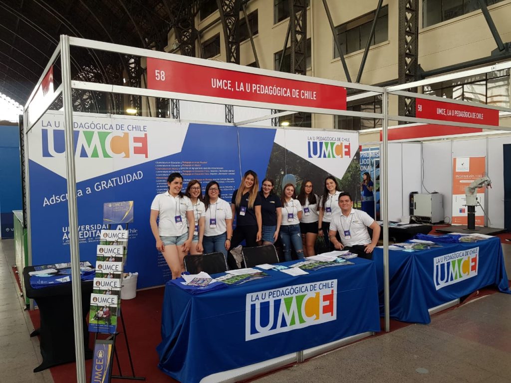 Vocación pedagógica: Futuros/as postulantes visitan stand de la UMCE en Feria SIAD 2019 3d74814c4f24d20971395971f72ccc46 888
