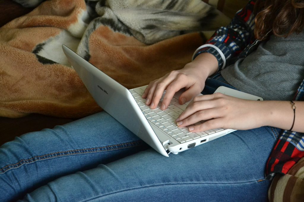 Santander Universidades entrega becas de conectividad a estudiantes UMCE para clases online 6eee54acabafb55700da2aa842894d9e 7f2