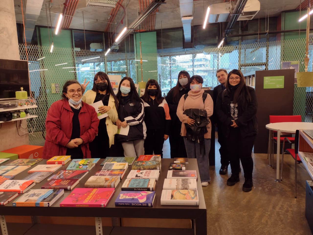 Visita de Estudiantes de la Carrera a la Biblioteca del Goethe Institut Santiago WhatsApp Image 2022 06 18 at 3.10.14 PM