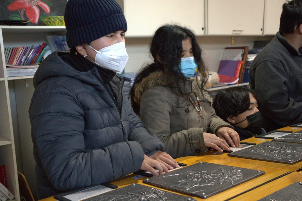 Continúa itinerancia de la "Galería de relieves escultóricos para personas ciegas y baja visión UMCE, serie Mario Toral" en Colegio Santa Lucía 4ffe4c55e2862ec13bd51ae5d98195aa b3d