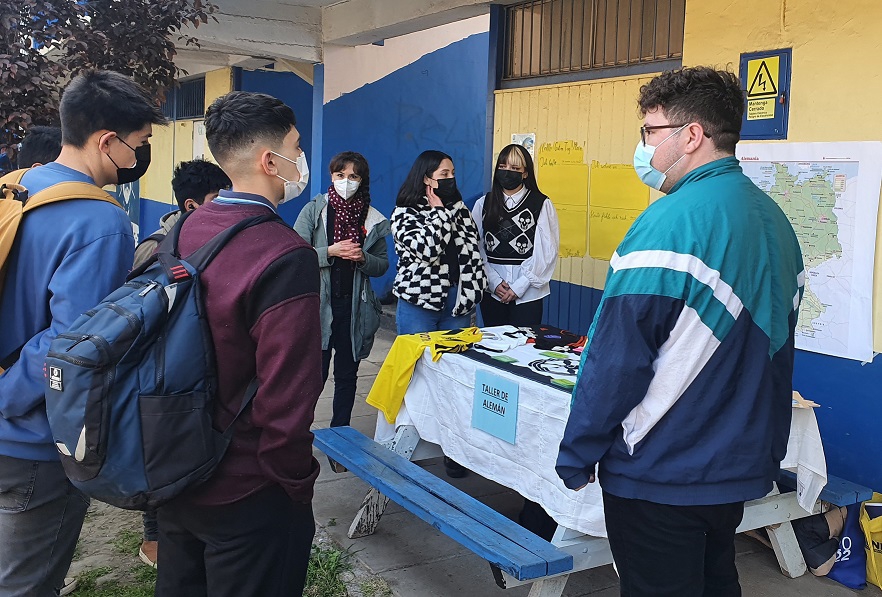 Equipo interdepartamental de la UMCE promueve beneficios del aprendizaje de idiomas en Liceo A-5 0f37c5630f83125fbe6835c0b959495b 440