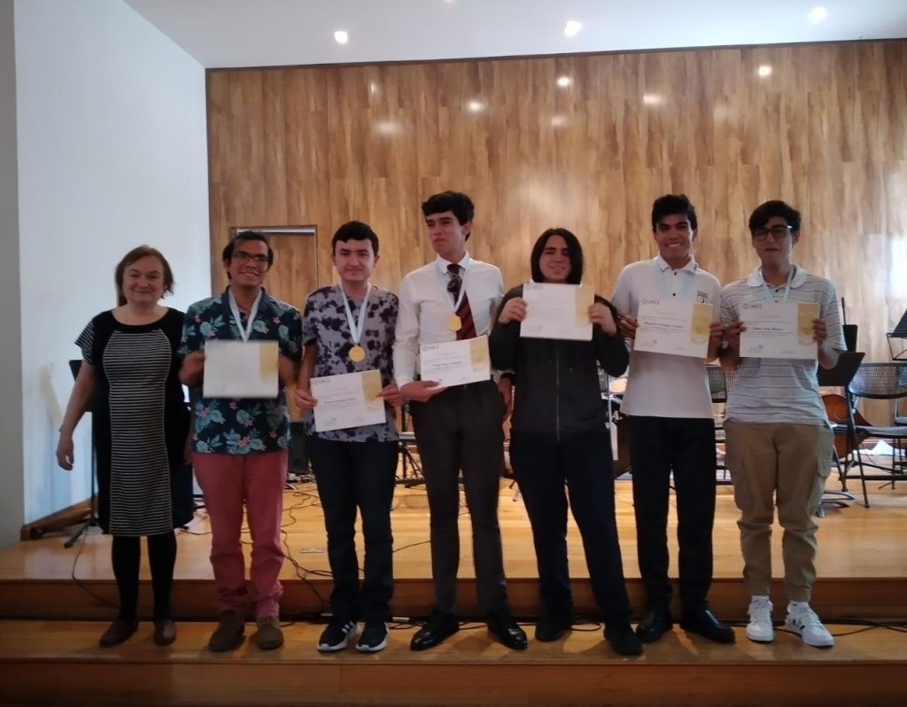 Con emotiva ceremonia de premiación culminan exitosas Olimpiadas de Química UMCE 2022 be8705c3475c94c84e2da78362c91453 e49