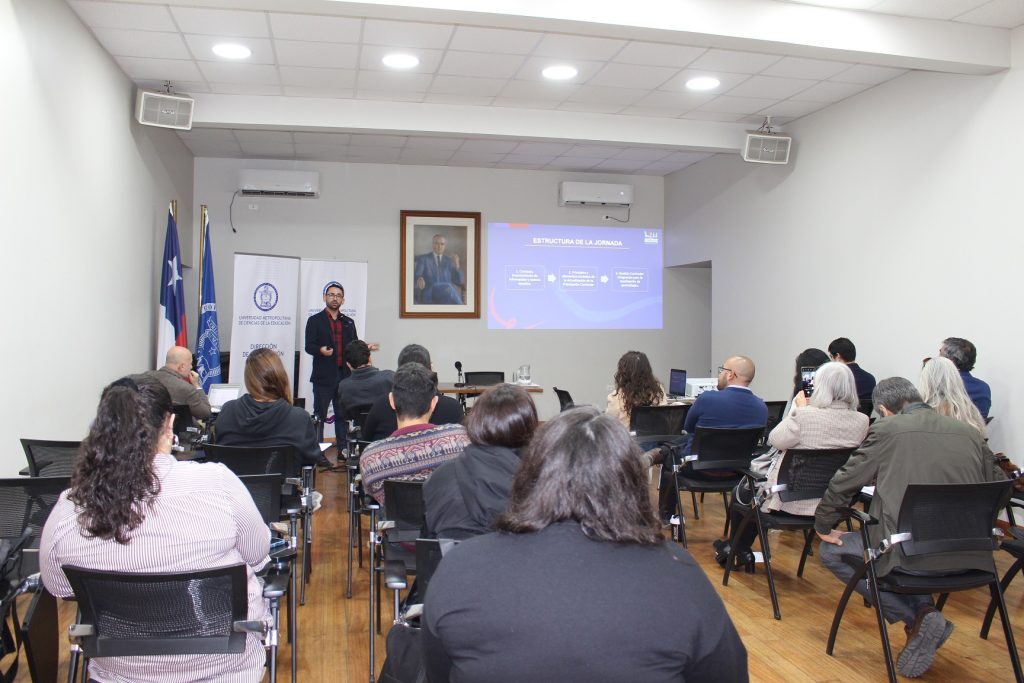 Equipo Mineduc presenta en la UMCE detalles sobre actualización de la Priorización Curricular 2023-2025 b93f75d38a90487554b74e10b79f2d3e 845