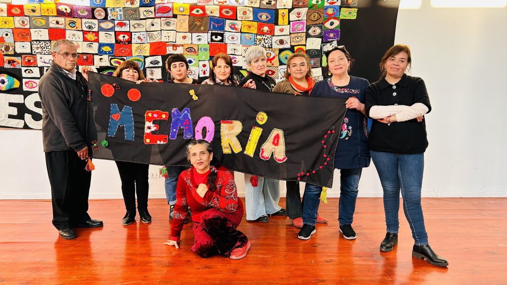 "Desbordadas Colectivo" realiza donación de bordado comunitario a la UMCE 638e423b74b25db50b1852df0f53c1b4 08a