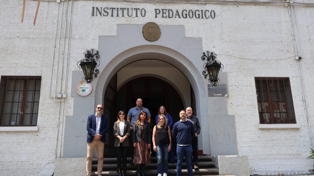Delegación de U. de La Plata (Argentina) visita la UMCE para proyectar la internacionalización de la investigación y el postgrado fa04d2f3ddb8a2c011f3a38486dc81c8 182