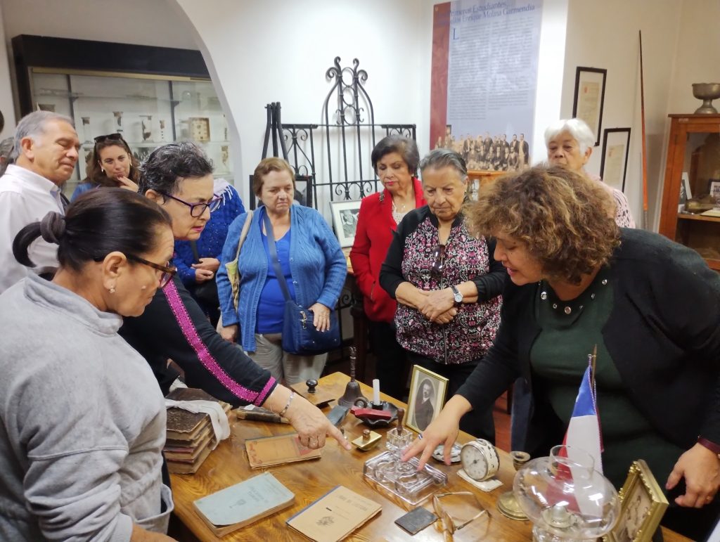 Agrupación de personas mayores de Ñuñoa recorre la historia e identidad del Pedagógico-UMCE 93f14d7bc61b3ee6e044f94fcd9dbfce f7f