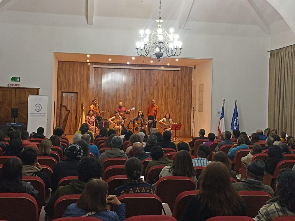 Emocionante concierto del Conjunto Cuncumén en la UMCE c16ea4ed65c7d5880e1b493a5f5042ba 26f