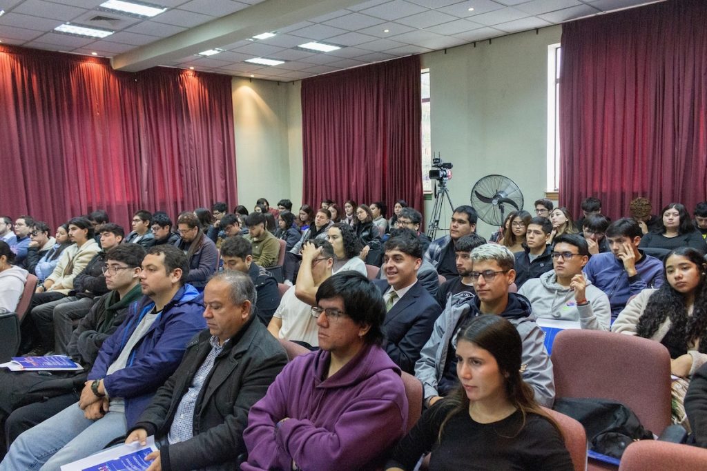 Estudiante del Doctorado en Educación expone en Congreso de Economía y Desarrollo Regional Universidad del Bío-Bío