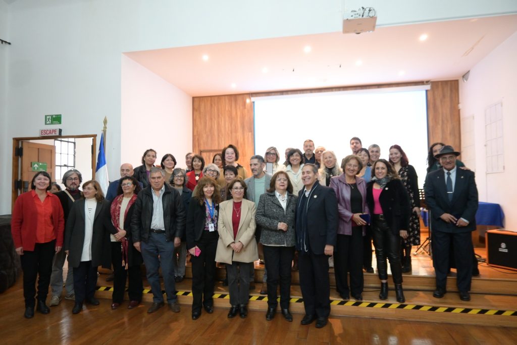 Emotiva ceremonia de reconocimiento a funcionarias/os académicos y no académicos acogidos al Plan de Retiro a0aec8c37ad76da0c4a618b36a87f69c 662