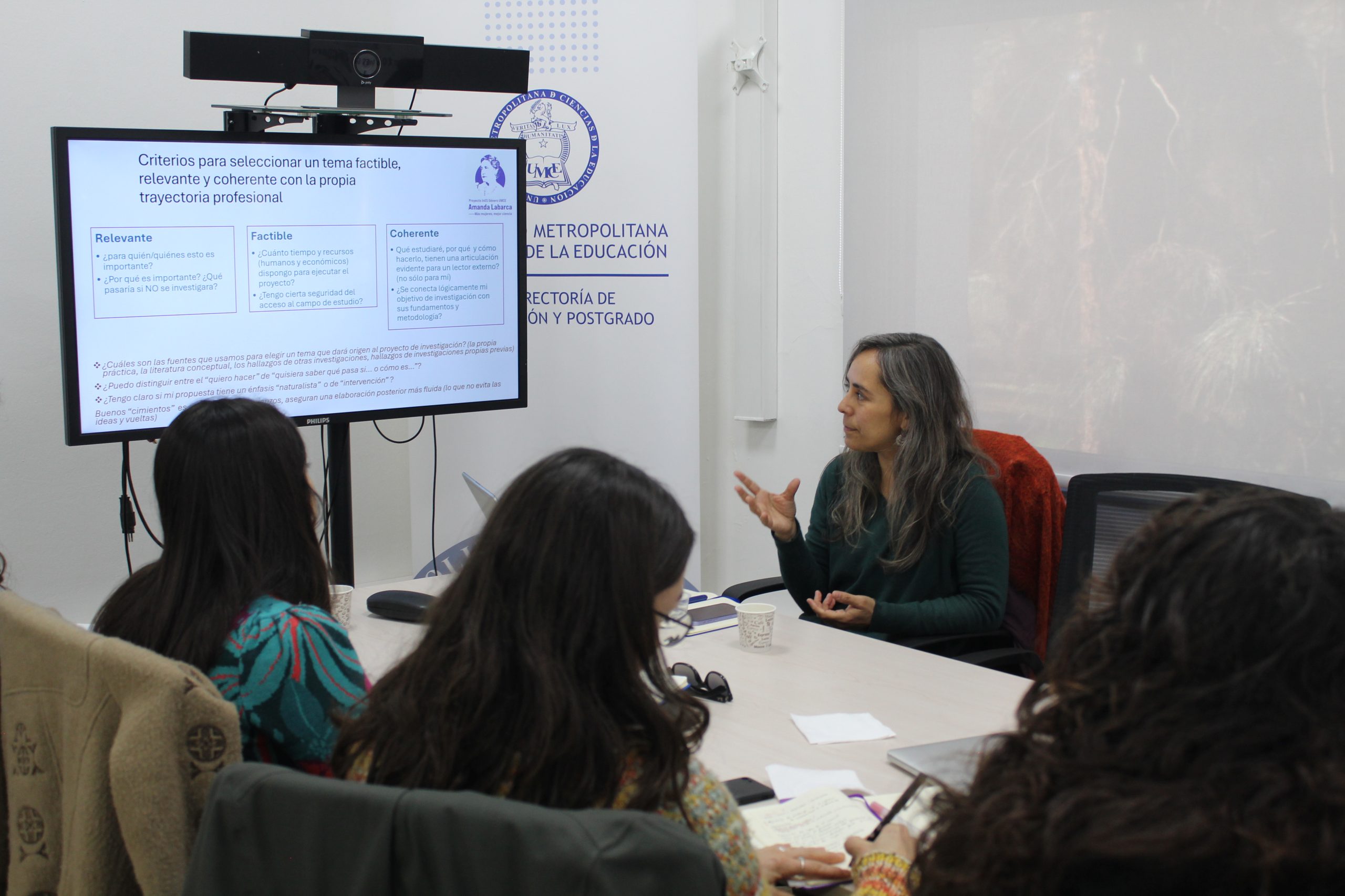 Fotografía de académicas de la UMCE durante el taller para diseñar un proyecto concursable de investigación