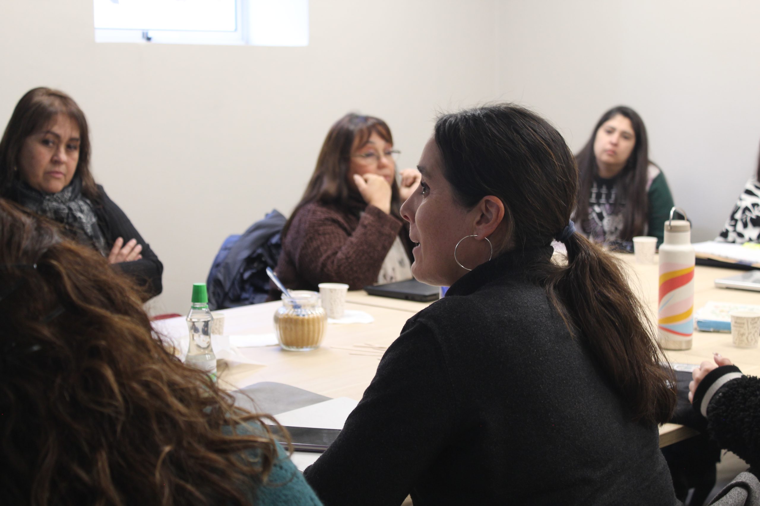 Fotografía de académica participando en el taller para guiar a académicas e investigadoras de la UMCE