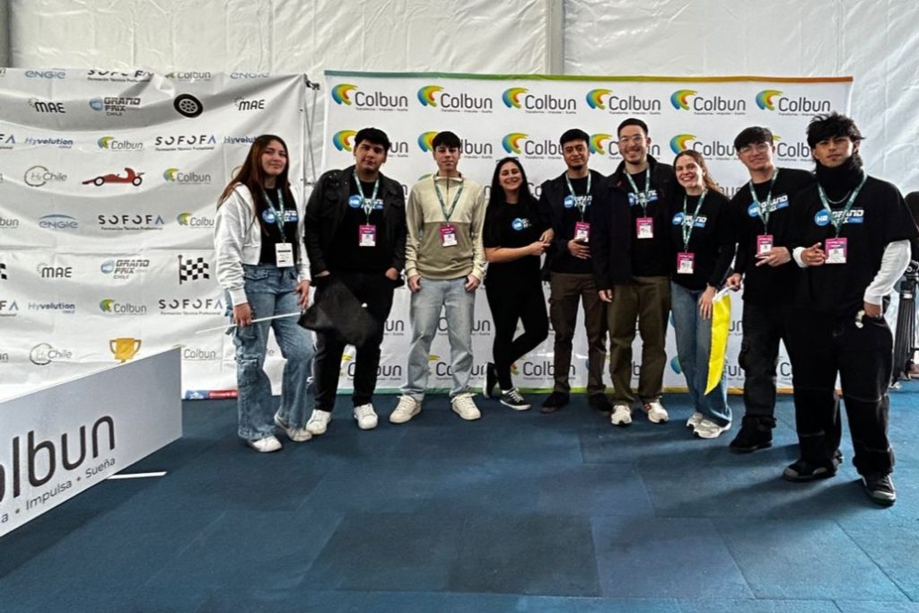 Carrera de autos impulsados por hidrógeno verde con acompañamiento de estudiantes y docentes UMCE Foto grupal dia 2 UMCE y UAH 1