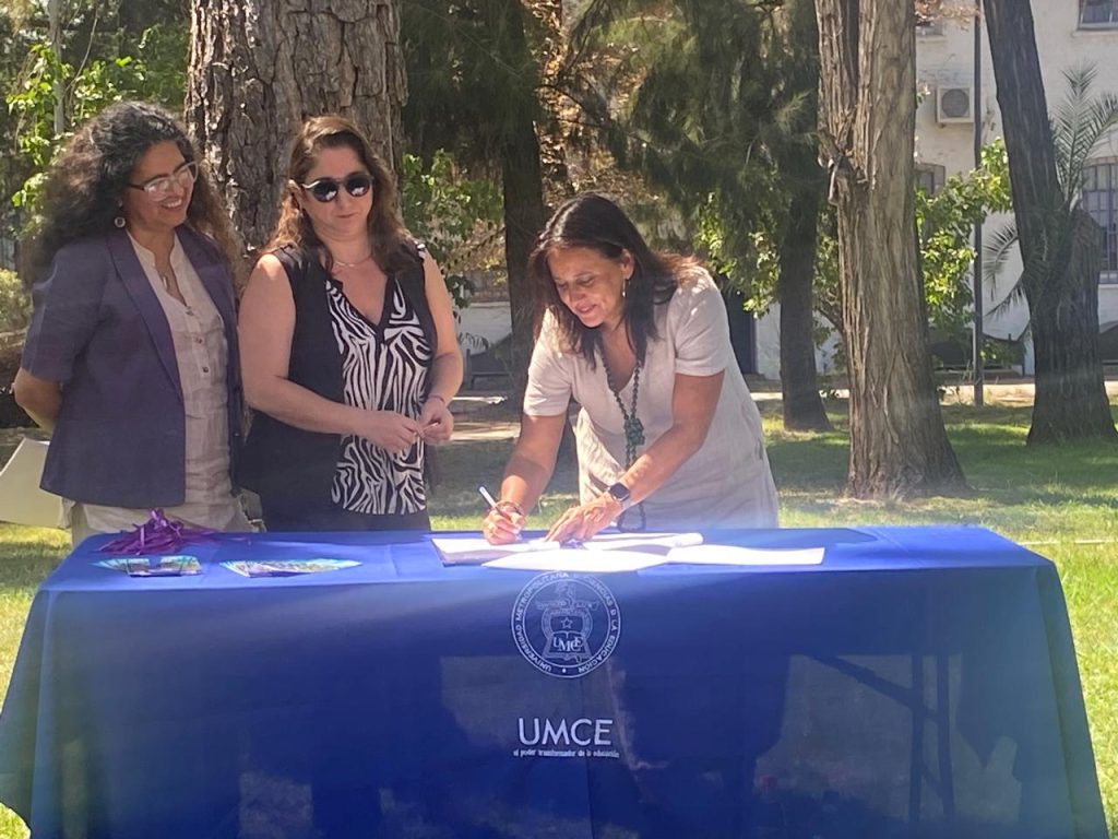 UMCE firma convenio de colaboración con Corporación La Morada para brindar apoyo a personas afectadas por violencia de género convenio