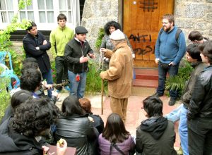 Nicanor Parra visitando la UMCE en 2001