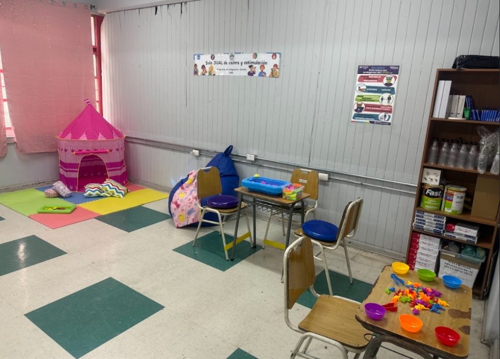Proyecto financiado por la primera convocatoria de Vinculación con el Medio para Egresadas/os UMCE permitió implementar una Sala Dual de Calma y Estimulación en la Escuela Unión Nacional Árabe, fortaleciendo el bienestar y la participación educativa de estudiantes neurodivergentes.