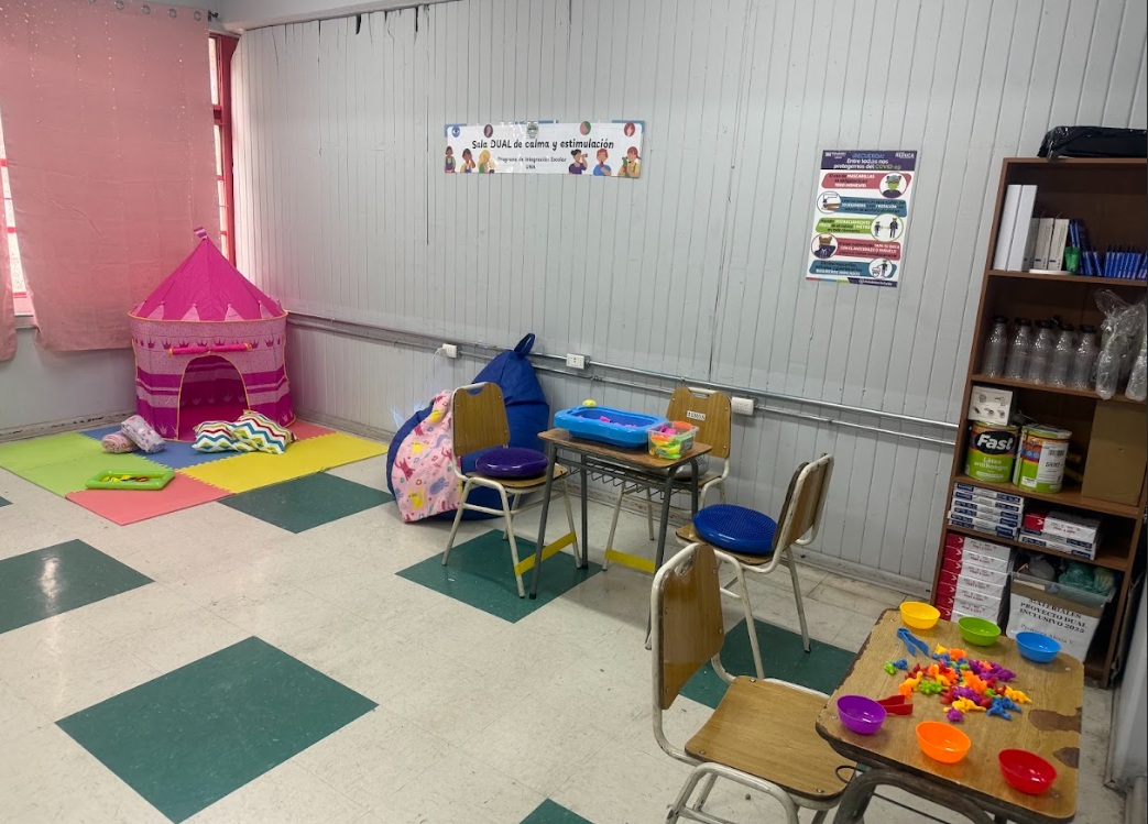 Proyecto financiado por la primera convocatoria de Vinculación con el Medio para Egresadas/os UMCE permitió implementar una Sala Dual de Calma y Estimulación en la Escuela Unión Nacional Árabe, fortaleciendo el bienestar y la participación educativa de estudiantes neurodivergentes.