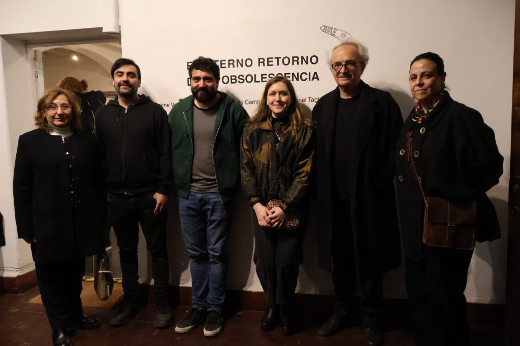 Galería Nemesio Antúnez UMCE inaugura exposición que explora huellas del trabajo en tiempos de aceleración tecnológica "El eterno retorno de la obsolescencia", exposición inaugurada en la Galería Nemesio Antúnez de la UMCE como parte de su ciclo anual de exhibiciones.