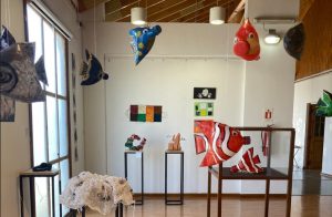 "Diálogos Des/hechos", una muestra de arte sostenible que promueve el reciclaje, la conciencia ecológica y la creación colaborativa.