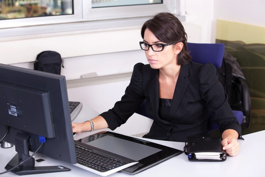 perfil mujer trabajando