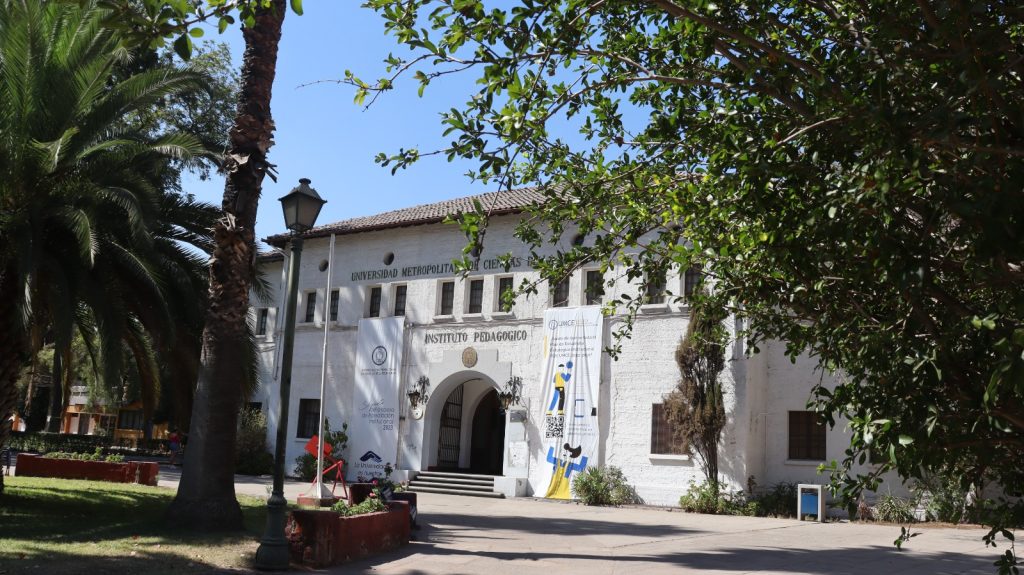 Rol pedagógico, patrimonio educativo y lenguajes contemporáneos fortalecen el presente de la Galería Nemesio Antúnez UMCE La Galería Nemesio Antúnez UMCE proyecta un segundo semestre 2026 potenciando una programación que busca ampliar sus comunidades visitantes, destacando las trayectorias de estudiantes, egresados/as, académicos/as e investigadores/as que han aportado al desarrollo cultural dentro y fuera de la Universidad.
