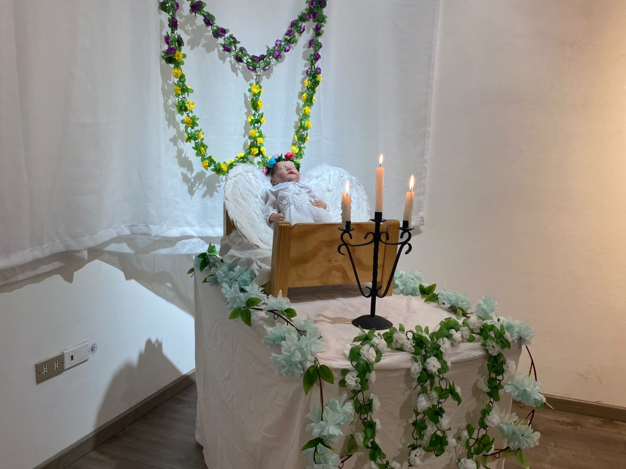La instalación del artista Luis Bustamante invita a reflexionar sobre la infancia en contextos de guerra mediante una propuesta artística inspirada en la tradición chilena de la despedida del angelito. La muestra permanecerá abierta hasta el 14 de agosto en la Sala Ana Cortés de la UMCE.